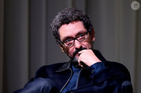 "Il est envoyé aux urgences, et avant de subir une lourde opération, il se sent partir, raconte Le Parisien. Mourir. Mais la vie revient." Après cette expérience traumatisante, David Foenkinos ne sera plus tout à fait le même...

Rencontre avec David Foenkinos à l'Artistique dans le cadre de la 6ème édition du festival Cinéroman, à Nice, le 4 octobre 2024. © Bruno Bebert - Dominique Jacovides / Bestimage