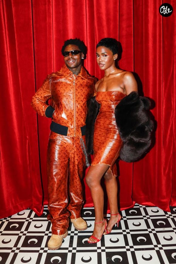 Asake et Eva Apio au photocall du défilé Marine Serre Mode Collection Prêt-à-Porter Automne/Hiver 2025-2026 lors de la Fashion Week de Paris (PFW) à la Monnaie de Paris, France, le 10 mars 2025. © Christophe Clovis/Bestimage