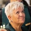 "Je ne remarcherai pas. J'ai 69 ans..." : Mimie Mathy explique comment elle en est arrivée à cette situation, elle est épaulée par son mari et d'autres aides
