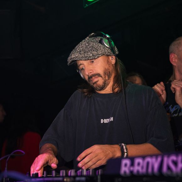 Bob Sinclar aux platines lors de la soirée B-BOY ISH au Pavillon Tilsitt à Paris, le 10 décembre 2025. 

© Florian Lavielle / Bestimage