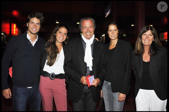 Exclusif - Béatrice, Fanny, Elsa, Tom et Michel Leeb en famille à l'Olympia pour un récital de Charles Aznavour en octobre 2011  © Agence Bestimage
