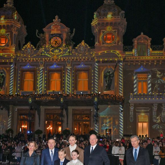 Le prince Albert II de Monaco, la princesse Charlene et leurs enfants la princesse Gabriella et le prince héréditaire Jacques lancent les illuminations de Noël en Principauté, depuis la place du Casino à Monaco, le 29 novembre 2025. La famille princière est accompagnée par Stéphane Valéri, le président délégué de la Société des Bains de Mer de Monaco, et le ministre d'Etat de la Principauté, Christophe Mirmand. © Bruno Bebert/Bestimage