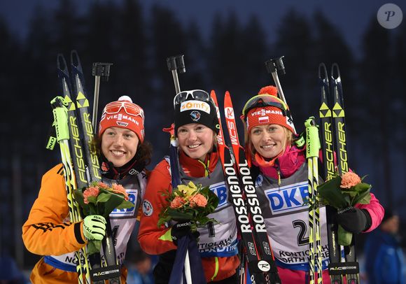 La biathlète française Marie Dorin-Habert (médaille d'or) pose avec l'Allemande Laura Dahlmeier (médaille d'argent) et la Polonaise Weronika Nowakowska-Ziemniak (médaille de bronze) après sa victoire aux 10 km poursuite Femmes lors des Mondiaux de biathlon à Kontiolahti, le 8 mars 2015. ITAR TASS / BESTIMAGE