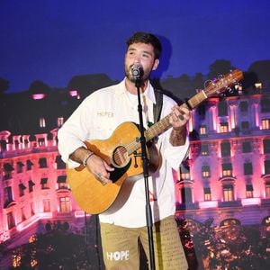 “Coiffeur de qualité”, écrit Jérémy Frérot en référence à Croisy’Hair coiffure, situé à La Rochelle

Jérémy Frérot - Photocall du 5ème gala de charité de l'association "Les Bonnes Fées" à l'occasion de la campagne mondiale "Octobre Rose" à l'hôtel Peninsula, Paris le 3 octobre 2024. A l'occasion de la campagne mondiale "Octobre Rose", l'hôtel Peninsula Paris lance son programme caritatif "Peninsula in Pink", dont les bénéfices de 254 400 Euros seront reversés à l'association "Les Bonnes Fées". © Rachid Bellak/Bestimage