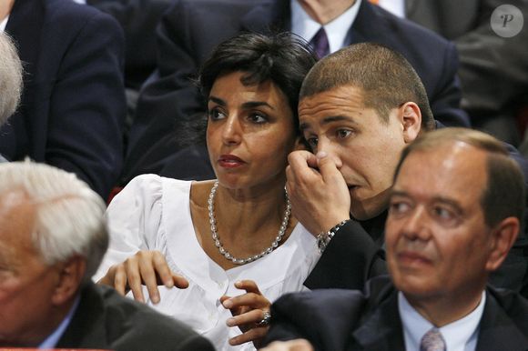 "Rachida Dati et le chanteur Faudel écoutent le candidat à la présidence Nicolas Sarkozy s'adresser à des dizaines de milliers de partisans à la salle de concert de Paris Bercy à Paris, France, le 29 avril 2007. Photo By Bisson-Taamallah-Orban/ABACAPRESS.COM"