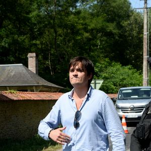 Anthony Delon et son demi-frère Alain-Fabien découvrent les hommages devant les grilles de la propriété de Douchy, quelques heures avant les obsèques de leur père, A.Delon, le 24 août 2024. Décédé le 18 août 2024, l'acteur a rendu son dernier souffle,entouré des siens dans sa propriété de Douchy, où il sera inhumé, le 24 août 2024 vers 17 heures dans une chapelle, construite il y a une vingtaine d'années.  Agence / Bestimage