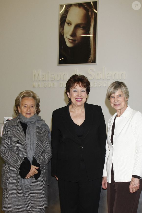 Bernadette Chirac, Roselyne Bachelot et Véronique Poivre d'Arvor posent à la Maison de Solenn (un quartier pour adolescents en difficulté à l'hôpital Cochin à Paris, France, nommé d'après la fille suicidée du journaliste français Patrick Poivre d'Arvor, Solenn) à Paris, France, le 17 décembre 2007. Photo par Thierry Orban/ABACAPRESS.COM