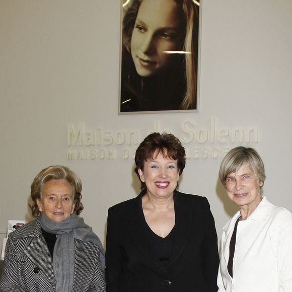 Bernadette Chirac, Roselyne Bachelot et Véronique Poivre d'Arvor posent à la Maison de Solenn (un quartier pour adolescents en difficulté à l'hôpital Cochin à Paris, France, nommé d'après la fille suicidée du journaliste français Patrick Poivre d'Arvor, Solenn) à Paris, France, le 17 décembre 2007. Photo par Thierry Orban/ABACAPRESS.COM