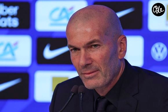 Staff renouvelé, infrastructures modernisées, et une communication repensée : découvrez comment Zizou révolutionne le quotidien des Bleus.

Le sélectionneur de l'équipe de France de football Zinédine Zidane lors d'une conférence de presse pour dévoiler le groupe retenu pour les prochains matchs de la Ligue des nations au siège de la FFF à Paris, France, le 18 septembre 2026. © Michael Baucher / Psnewz/Bestimage