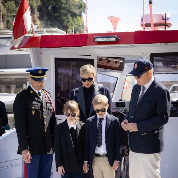 Le prince Albert II de Monaco et la princesse Charlène de Monaco assistent avec leurs enfants au baptême et à la bénédiction du nouveau bateau de sauvetage des sapeurs-pompiers monégasques, le 4 mai 2024.

Photo : Olivier Huitel/Pool Monaco/Bestimage