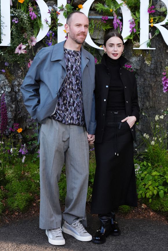 Les deux artistes se sont rencontrés en 2019 sur le tournage du film "Gilded Rage" et se sont mariés en 2021...

Charlie McDowell et Lily Collins assistent au défilé Dior Croisière 2025 à Drummond Castle, Perthshire, Royaume-Uni, le lundi 3 juin 2024. Photo par Andrew Milligan/PA Wire/ABACAPRESS.COM
