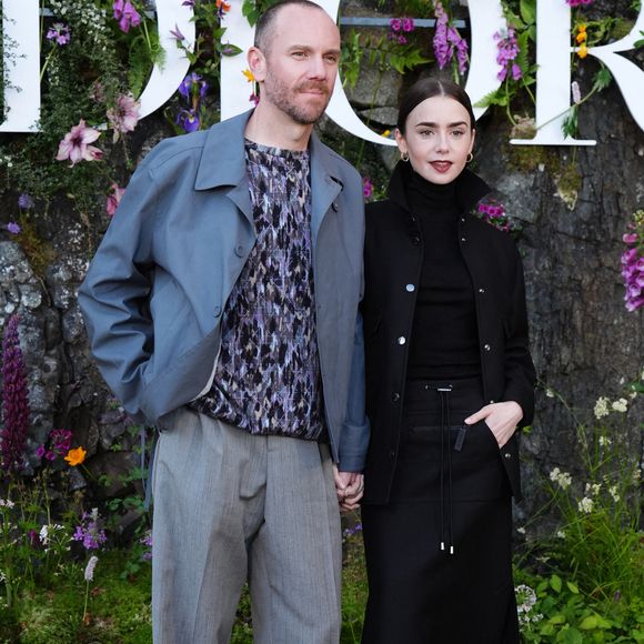 Les deux artistes se sont rencontrés en 2019 sur le tournage du film "Gilded Rage" et se sont mariés en 2021...

Charlie McDowell et Lily Collins assistent au défilé Dior Croisière 2025 à Drummond Castle, Perthshire, Royaume-Uni, le lundi 3 juin 2024. Photo par Andrew Milligan/PA Wire/ABACAPRESS.COM