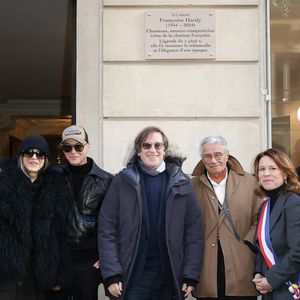 Étienne Daho, Thomas Dutronc, Jean-Marie Périer et Delphine Bürkli (maire du 9ème arrondissement de Paris) - Dévoilement d'une plaque commémorative en hommage à Françoise Hardy (veille de ce qui aurait été le 82ème anniversaire) apposée sur la façade du 24 rue d'Aumale à Paris, France, le 16 janvier 2026. © Coadic Guirec/Bestimage
