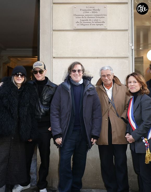 Étienne Daho, Thomas Dutronc, Jean-Marie Périer et Delphine Bürkli (maire du 9ème arrondissement de Paris) - Dévoilement d'une plaque commémorative en hommage à Françoise Hardy (veille de ce qui aurait été le 82ème anniversaire) apposée sur la façade du 24 rue d'Aumale à Paris, France, le 16 janvier 2026. © Coadic Guirec/Bestimage