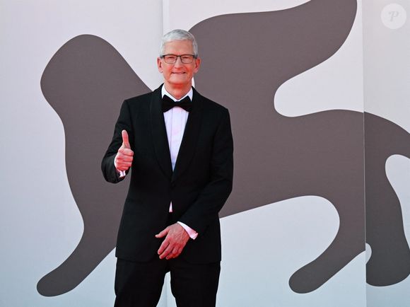 "Chez Apple, nous cherchons des personnes qui veulent changer le monde", a souligné le CEO d'Apple. 

Au 81e Festival de Venise, Tim Cook © IPA / BACKGRID UK / Bestimage