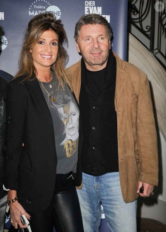 Elle va donc quitter provisoirement Philippe Lellouche, son partenaire à l'antenne de RFM.

Caroline Ithurbide enceinte et Philippe Lellouche - Générale de la pièce "Cher Evan Hansen" au théâtre de la Madeleine à Paris le 8 octobre 2025. © Coadic Guirec/Bestimage