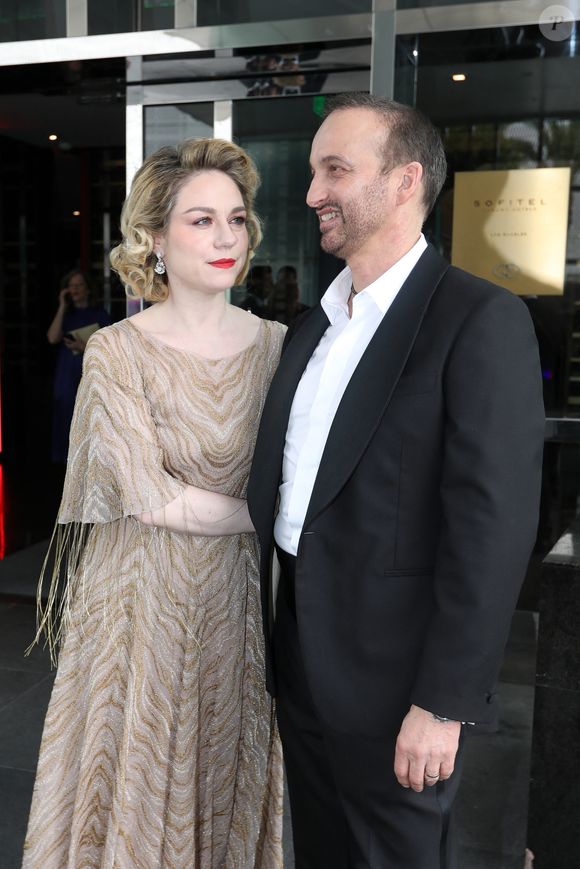 Exclusif -   Emilie Dequenne (En Dior) se prépare pour la 95ème édition de la cérémonie des Oscars à Los Angeles dans sa chambre d'hôtel (Le Sofitel Beverly Hills) avec son mari Michel Ferracci (en Fursac) le 12 mars 2023.
© Agence / Bestimage