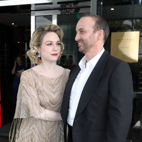 Exclusif -   Emilie Dequenne (En Dior) se prépare pour la 95ème édition de la cérémonie des Oscars à Los Angeles dans sa chambre d'hôtel (Le Sofitel Beverly Hills) avec son mari Michel Ferracci (en Fursac) le 12 mars 2023.
© Agence / Bestimage