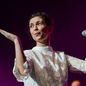 La prestation de Lily a marqué une étape importante dans la carrière musicale de la jeune fille, qui a sans doute hérité du talent de ses parents.

Lucie Bernardoni lors de la 8e edition de FootConcert, au profit de l'association Huntington Avenir a Saint Etienne, France le 26 mars 2016. Photo Julien Reynaud/APS-Medias/ABACAPRESS.COM