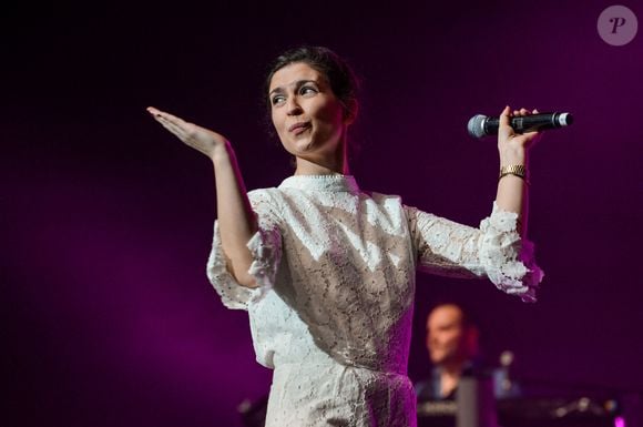 La prestation de Lily a marqué une étape importante dans la carrière musicale de la jeune fille, qui a sans doute hérité du talent de ses parents.

Lucie Bernardoni lors de la 8e edition de FootConcert, au profit de l'association Huntington Avenir a Saint Etienne, France le 26 mars 2016. Photo Julien Reynaud/APS-Medias/ABACAPRESS.COM