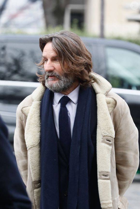 Frédéric Beigbeder arrivant aux obsèques de Philippe Tesson en l'église Saint-Germain des-Prés à Paris le 10 février 2023. © Christophe Clovis / Bestimage