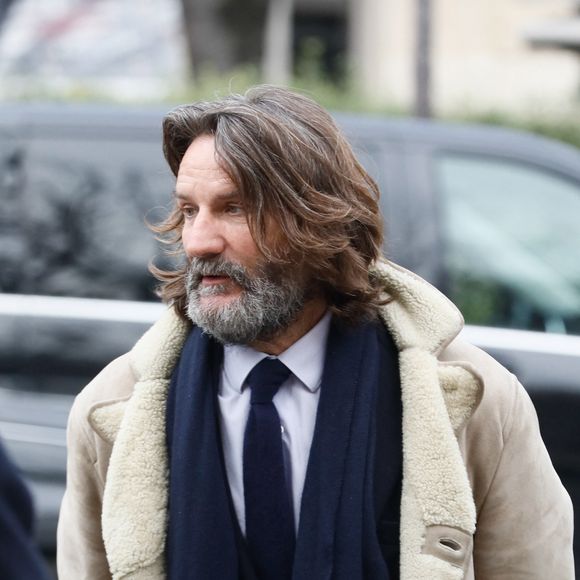 Frédéric Beigbeder arrivant aux obsèques de Philippe Tesson en l'église Saint-Germain des-Prés à Paris le 10 février 2023. © Christophe Clovis / Bestimage