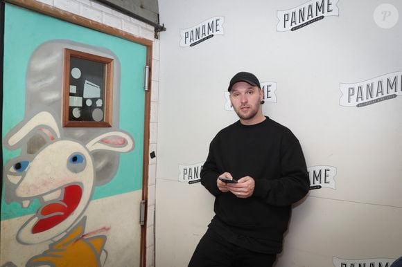 L'ex de l'humoriste s'affiche aujourd'hui auprès d'une nouvelle jeune femme.

Exclusif - Kevin Debonne - Un soir au Paname Art Café à Paris. Le 17 février 2024
© Jack Tribeca / Bestimage