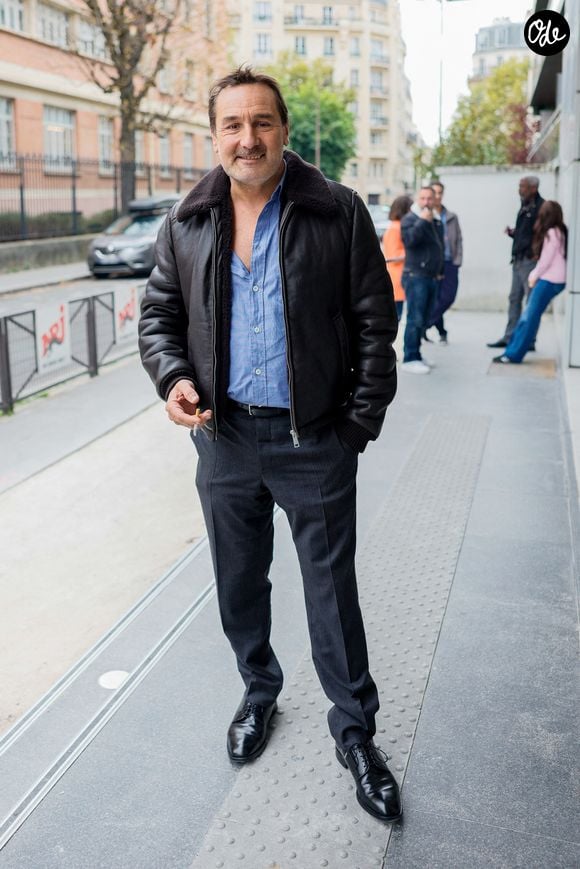 Gilles Lellouche arrive pour la promotion de son dernier film "Chien 51" dans les studios de NRJ pour l'émission de radio de Camille Combal à Paris, France, le 13 octobre 2025. Crédit Julien Sarkissian/Bestimage