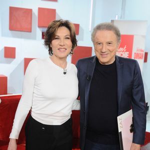 Mathilde Seigner et Michel Drucker - Enregistrement de l'émission Vivement dimanche au studio Rive gauche, présentée par Michel Drucker . Diffusion sur France 3 le 22 février 2026 © Guillaume Gaffiot/Bestimage
