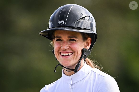 "Il est parfois stipulé que je n’ai pas le droit de monter à cheval sur mes contrats, je le fais quand même un peu, confiait-elle à "Grand Prix", le 2 février 2023. En revanche, je ne dispute pas de compétitions durant ces périodes. En soit, il y a toujours un compromis à trouver. "

Exclusif - L'atrice Constance Gay en selle sur Napango du Chatenet pendant le Jumping "Chantilly Classic" à Chantilly, France, le 12 juillet 2023. © Matthieu Mirville/Bestimage