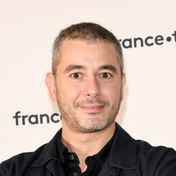 Animateur de l’émission "La grande galerie francophone", diffusée les dimanches après-midi sur TV5 Monde, le journaliste de 51 ans a pu s'exprimer sur son rapport à l'art.

Ali Baddou au photocall de la conférence de presse de France 2 au théâtre Marigny à Paris le 18 juin 2019

© Coadic Guirec / Bestimage