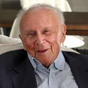 À près de 96 ans, l’ex-animateur des "Grosses Têtes" continue malgré tout de répondre présent pour quelques apparitions symboliques.

Exclusif - Philippe Bouvard, journaliste français, écrivain, homme de radio et de télévision, à son domicile, en interview télé avec le journaliste producteur Cyril Viguier à Cannes, le 27 février 2025.


© Bruno Bebert/Bestimage