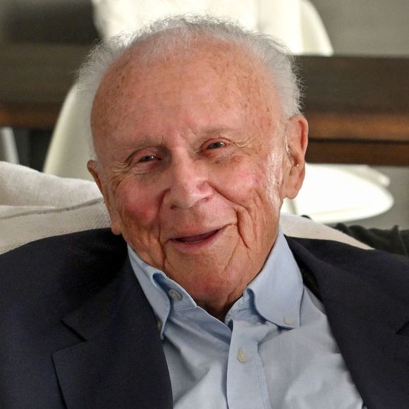 À près de 96 ans, l’ex-animateur des "Grosses Têtes" continue malgré tout de répondre présent pour quelques apparitions symboliques.

Exclusif - Philippe Bouvard, journaliste français, écrivain, homme de radio et de télévision, à son domicile, en interview télé avec le journaliste producteur Cyril Viguier à Cannes, le 27 février 2025.


© Bruno Bebert/Bestimage