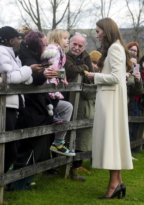 Catherine (Kate) Middleton, princesse de Galles visite Corgi, un fabricant de textiles familial spécialisé dans la production de chaussettes et de tricots, le 30 janvier 2025 à Ammanford, au Pays de Galles, au Royaume-Uni, le 30 janvier 2025.Julien Burton / Bestimage