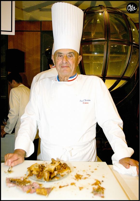 Les cuisines ont notamment été réaménagées pour améliorer le confort des équipes.

Paul Bocuse - Le Savour Club fete ses quarante ans a l'hotel d'Evreux.