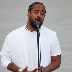 plus svelte et sculpté. 

Slimane interprète sa nouvelle chanson "Résister" sur le parvis de Notre-Dame à Paris. Le 6 juin 2024. 
A quelques jours de la sortie de ce nouveau single, le chanteur a fait un happening étonnant hier soir à 20h30 entouré de 30 choristes. Ces images tournées intégreront le clip qui, lui aussi, sortira prochainement.
© Christophe Clovis / Bestimage