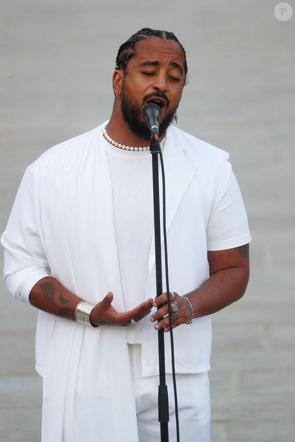 plus svelte et sculpté. 

Slimane interprète sa nouvelle chanson "Résister" sur le parvis de Notre-Dame à Paris. Le 6 juin 2024. 
A quelques jours de la sortie de ce nouveau single, le chanteur a fait un happening étonnant hier soir à 20h30 entouré de 30 choristes. Ces images tournées intégreront le clip qui, lui aussi, sortira prochainement.
© Christophe Clovis / Bestimage