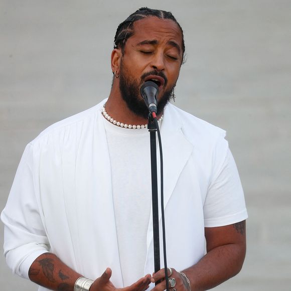 plus svelte et sculpté. 

Slimane interprète sa nouvelle chanson "Résister" sur le parvis de Notre-Dame à Paris. Le 6 juin 2024. 
A quelques jours de la sortie de ce nouveau single, le chanteur a fait un happening étonnant hier soir à 20h30 entouré de 30 choristes. Ces images tournées intégreront le clip qui, lui aussi, sortira prochainement.
© Christophe Clovis / Bestimage