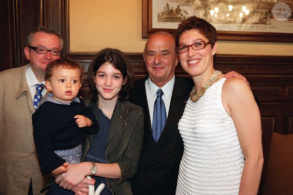 Mariage de Jean-Luc Petitrenaud et Sylvie Desormière à Meudon en 2002, avec leurs enfants Louise et Antonin. Paul Bocuse parmi les invités et témoin. Le 7 juillet 2002.