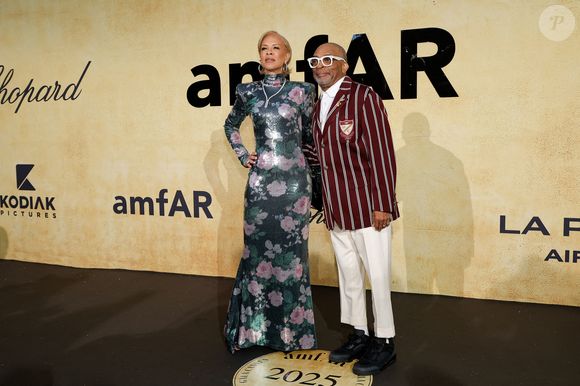 afin de récolter des dons pour la recherche sur le sida.

Spike Lee et sa femme Tonya Lewis Lee au photocall du gala AmFar 2025 by Chopard à l'Hôtel du Cap-Eden-Roc à Antibes le 22 mai 2025.

© Moreau / Jacovides / Bestimage