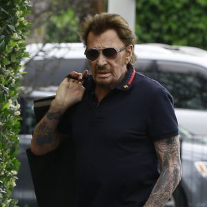 Johnny Hallyday avec sa femme Laeticia, leurs enfants Jade et Joy, Elyette (la grand-mère de Laeticia), Françoise Thibaud (la mère de Laeticia) avec son compagnon Pierre et leurs amis, vont déjeuner au restaurant "Cecconi's" à West Hollywood, pour célébrer leur anniversaire de mariage. Los Angeles, le 25 mars 2017. (Fameflynet/Bestimage).