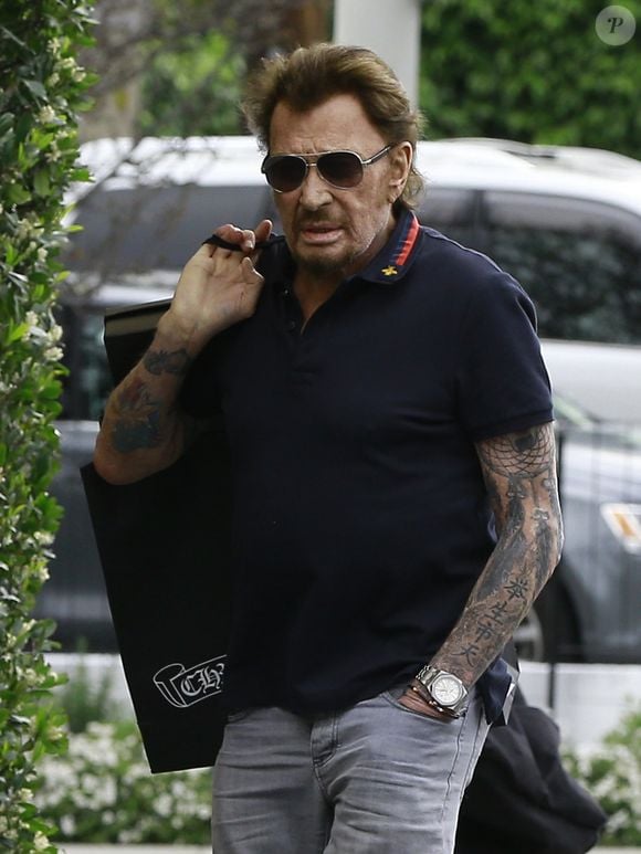 Johnny Hallyday avec sa femme Laeticia, leurs enfants Jade et Joy, Elyette (la grand-mère de Laeticia), Françoise Thibaud (la mère de Laeticia) avec son compagnon Pierre et leurs amis, vont déjeuner au restaurant "Cecconi's" à West Hollywood, pour célébrer leur anniversaire de mariage. Los Angeles, le 25 mars 2017. (Fameflynet/Bestimage).