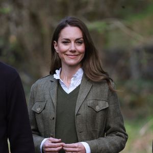 Le prince William, prince de Galles, et Catherine (Kate) Middleton, princesse de Galles, duc et duchesse de Rothesay, visitent une ferme locale sur la côte ouest de l'île de Mull (Ecosse), le 29 octobre 2025. Le prince et la princesse de Galles effectuent une visite de deux jours sur les îles de Mull et d'Iona, les 29 et 30 avril, afin de dialoguer avec les communautés rurales insulaires. 
© Mirrorpix / Bestimage