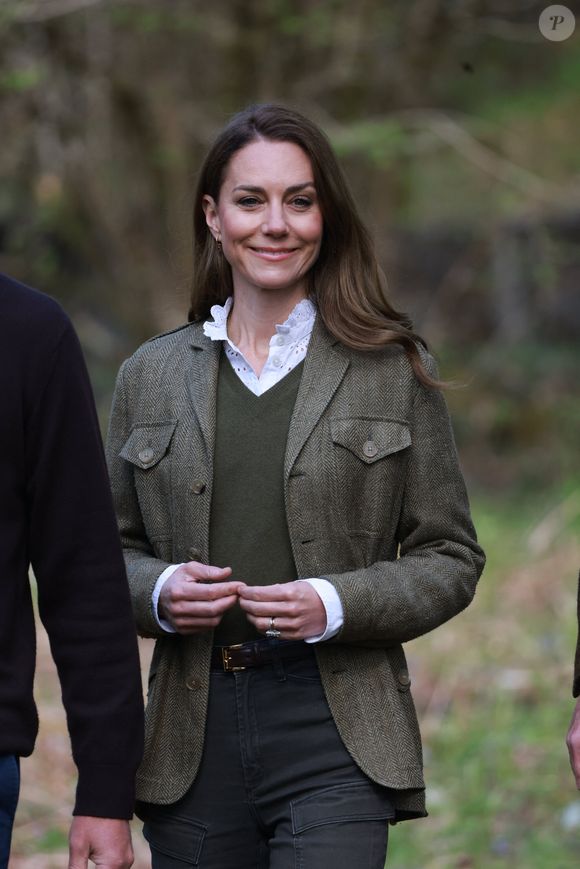 Le prince William, prince de Galles, et Catherine (Kate) Middleton, princesse de Galles, duc et duchesse de Rothesay, visitent une ferme locale sur la côte ouest de l'île de Mull (Ecosse), le 29 octobre 2025. Le prince et la princesse de Galles effectuent une visite de deux jours sur les îles de Mull et d'Iona, les 29 et 30 avril, afin de dialoguer avec les communautés rurales insulaires. 
© Mirrorpix / Bestimage