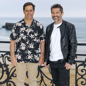 L'enfant du pays Bixente Lizarazu et son frère Peyo n'auraient manqué ce rendez-vous pour rien au monde. Entre chemise estivale et allure décontractée, ils ont apporté une touche authentique.

Peyo Lizarazu et son frère, Bixente Lizarazu - Photocall du défilé Chanel "Collection Croisière 2026-2027 (Chanel Cruise)" sur la terrasse du Casino municipal de Biarritz, le 28 avril 2026.

© Olivier Borde/Bestimage