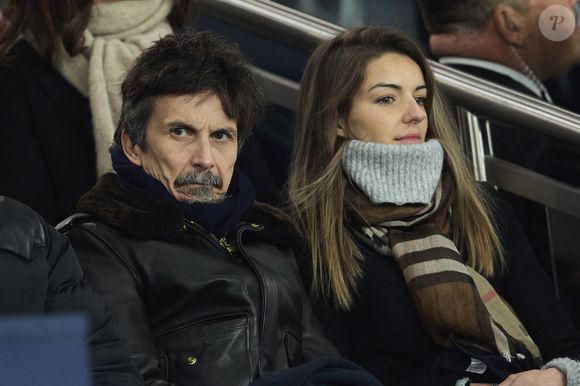 Arnaud Tsamere et sa compagne - Célébrités dans les tribunes lors du match de Ligue 1 McDonald's opposant le Paris Saint-Germain (PSG) à l'Olympique de Marseille (OM) - (3-1) au Parc des Princes à Paris le 16 mars 2025. © Cyril Moreau/Bestimage