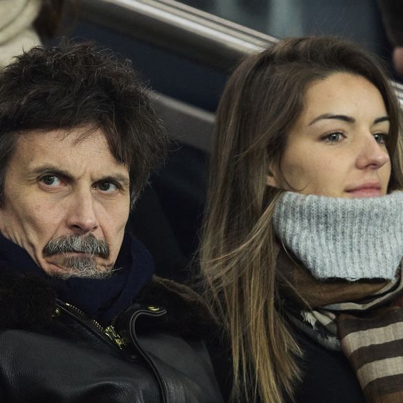 Arnaud Tsamere et sa compagne - Célébrités dans les tribunes lors du match de Ligue 1 McDonald's opposant le Paris Saint-Germain (PSG) à l'Olympique de Marseille (OM) - (3-1) au Parc des Princes à Paris le 16 mars 2025. © Cyril Moreau/Bestimage