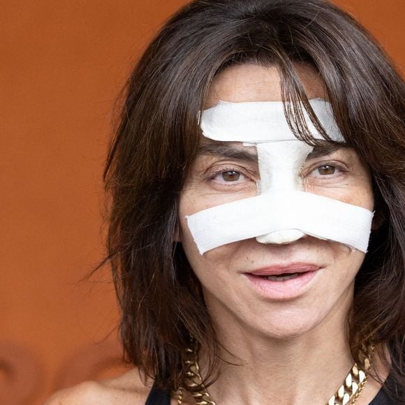 La femme d'affaires a notamment dû subir plusieurs greffes complexes pour tenter de combler une perforation de la cloison nasale et réparer des tissus nécrosés par la drogue.

Sandra Sisley au photocall du village lors des Internationaux de France de Tennis de Roland Garros 2026, à Paris, France, le 5 juin 2026. © Jacovides-Moreau/Bestimage