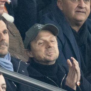 Martin Solveig - Célébrités dans les tribunes du match de Ligue des Champions entre le PSG contre le Bayern de Munich (1-2) au Parc des Princes à Paris le 4 novembre 2025. © Cyril Moreau/Bestimage