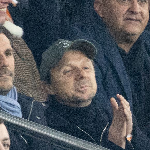 Martin Solveig - Célébrités dans les tribunes du match de Ligue des Champions entre le PSG contre le Bayern de Munich (1-2) au Parc des Princes à Paris le 4 novembre 2025. © Cyril Moreau/Bestimage